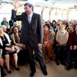 Setecientos mayores de una excursión a Portugal son desviados a un mitin