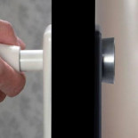 Inventan un picaporte que evita que te abran la puerta del baño