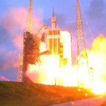 Cachorro se queda dormido mientras bebe agua