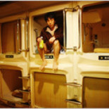 La crisis obliga a algunos japoneses a vivir en cubículos de plástico, sin puerta y una cama minúscula