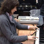 Una pianista con dedos biónicos recibe un piano de nueva generación