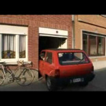 Posiblemente el garaje más estrecho del mundo, y el dueño lo usa!