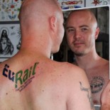 Se tatúa el logo del antiguo InterRail para regalarles a sus padres el último viaje