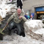 Un mendigo se construye un iglú en el centro de Berlín