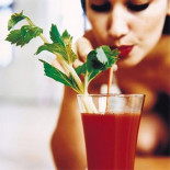 Demuestran que el zumo de tomate sabe mejor en el avión