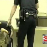 Policía apaga la cámara y golpea brutalmente a una mujer durante su detención en EEUU