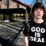 Prohiben a estudiante aparecer en el anuario con una camiseta con la frase de Nietzsche «Dios ha muerto» (ING)