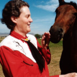 La niña autista que inventó una máquina de dar abrazos