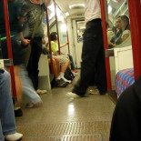 “Disculpe, ¿me cede su asiento?” – Cuando Milgram puso a prueba la etiqueta del metro