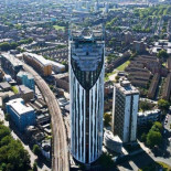 La Torre de Sauron generará  el 8%  de su energía  mediante turbinas eólicas generando 50 MWh/año [EN]