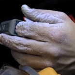 Así se quedan los dedos tras diez días a remojo