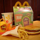 El milagro del Happy Meal incorruptible: 1 año después, hamburguesa y patatas fritas, lozanas como el primer día. (eng)