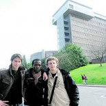 Le impiden la entrada en un local  por ser negro