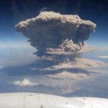 Señoras y señores, a su izquierda, pueden ver un volcán en erupción