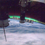 Lluvia de estrellas con aurora en abril, desde el espacio