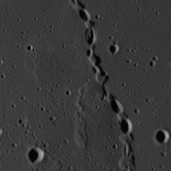 Una inexplicable cadena de cráteres elípticos en la Luna