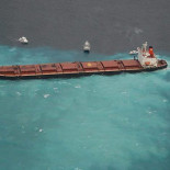 El buque encallado en el Gran Arrecife de Coral podría partirse