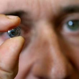 Diseñan una lente contra la hipermetropía que actúa de noche moldeando la cornea