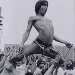 Cuando Iggy Pop saltó del escenario y el público se apartó.