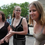 Cientos de mujeres protestan con escotes contra clérigo iraní