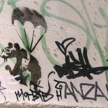 Limpian por error una obra de Banksy