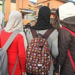 La mitad de los españoles apoya el crucifijo pero no el velo en los colegios