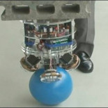 Un robot en equilibrio sobre una pelota