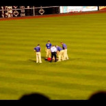 Vídeo de un aficionado al beisbol que salta al campo y la policía le dispara con una pistola taser