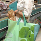 Carrefour da marcha atrás y vuelve a regalar las bolsas de la compra