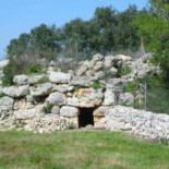 Clavan barras de hierro en un talayot megalítico para separar dos fincas particulares