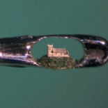 Esculpe una iglesia que entra en el ojo de una aguja