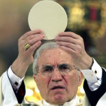 El número de católicos disminuye un 1,5% en un año