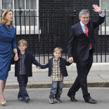 Brown dimite y pide a la Reina llamar a Cameron para formar Gobierno