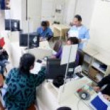 Critican al primer ministro japonés por su desfasada camisa ochentera