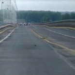 La superficie de un puente colgante en Rusia oscila provocando auténticas olas