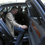 Gallardón cambia sus dos blindados de 600.000 por un Toyota eléctrico de 29.000