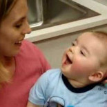 Primera reacción de bebé sordo de 8 meses tras activarle implante coclear