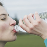 El agua embotellada contiene más bacterias que la del grifo