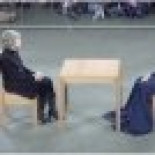 Una artista serbia se pasa casi tres meses en una silla mirando al público en el Museo de Arte Moderno de NYC