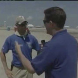 “Señor, no puede entrevistar a los trabajadores” BP impide la grabación de las playas (Inglés)