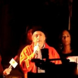 El cura Nicolás Alessio pronuncia un discurso a favor del matrimonio homosexual al final de una manifestación