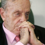 Manuel Fraga pide en el New York Times que "se mantenga a Garzón lo más lejos posible de España"