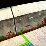 Super Mario reproducido en un bordillo