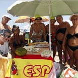 La crisis lleva la fiambrera a las playas pese a las multas