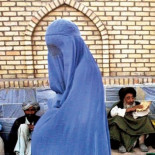 Si no dejáis de trabajar, os cortaremos la cabeza…