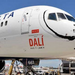 Un avión decorado con los bigotes de Salvador Dalí para celebrar su exposición en Atlanta