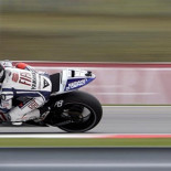 Jorge Lorenzo cabalga hacia el título y completa otro triplete español