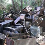 Aparece un vertido de cientos de televisores en el río Cúa