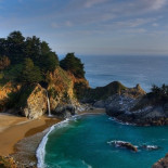 Bellísimas cascadas que caen al mar