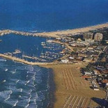 Cinco niños italianos patean a un inmigrante mientras sus padres se ríen [IT]